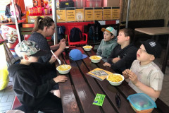 Žáci v ZOO parku s hranolkama.