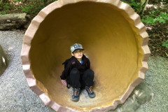 Chlapec v DinoParku u obřího vejce.