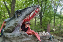 Chlapec v tlamě dinosaura.