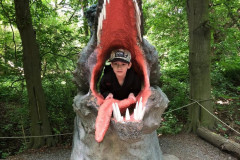 Chlapec v tlamě dinosaura.