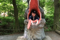 Chlapec v tlamě dinosaura.