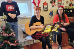 Zpívání koled na horním patře